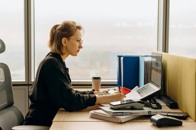 Zu sehen ist eine Frau, die im Büro am Laptop arbeitet. Ob ihr Unternehmen auch beim IHK-Phishing zum Ziel geworden ist? Bild: Pexels/Mikhail Nilov 
