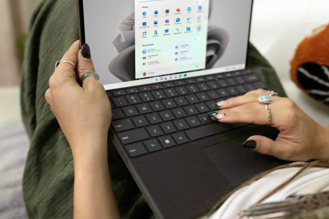 Zu sehen ist ein Windows-Laptop auf dem Schoß einer Frau; sie möchte vielleicht bald Microsoft Office 2024 nutzen. Bild: Unsplash/Microsoft 365