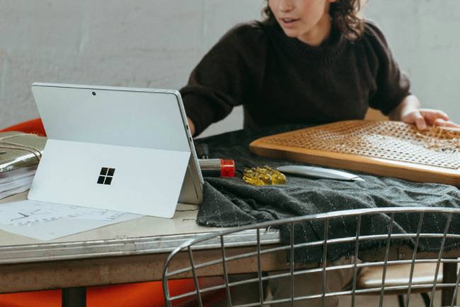Zu sehen ist eine Frau an einem Surface-Gerät. Sie möchte vielleicht bald Microsoft Office 2024 nutzen. Bild: Unsplash/Surface