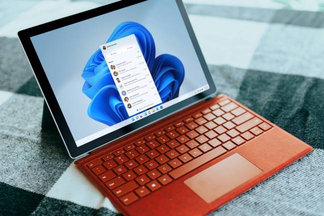 Zu sehen ist ein Laptop, auf dem Microsoft Teams aufgerufen ist. Bald wird darauf Teams 2.0 genutzt. Bild: Unsplash/Surface