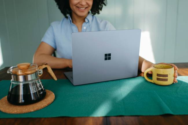 Zu sehen ist eine Frau mit Laptop im Home Office, der Teams 2.0 nutzt. Bild: Unsplash/Surface