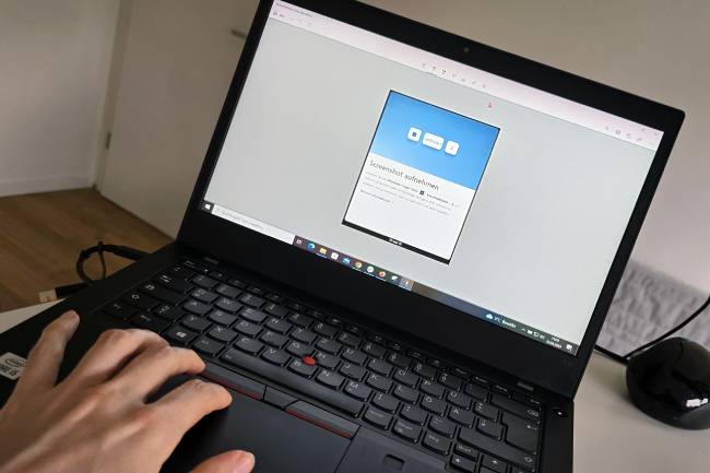 Zu sehen ist eine Hand, die einen Laptop bedient, auf dem das Snipping Tool aufgerufen ist. Bild: IT-SERVICE.NETWORK