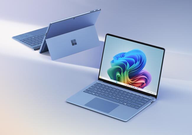 Zu sehen sind zwei Surface-Laptops. Es handelt sich dabei um Copilot+ PCs. Bild: Microsoft