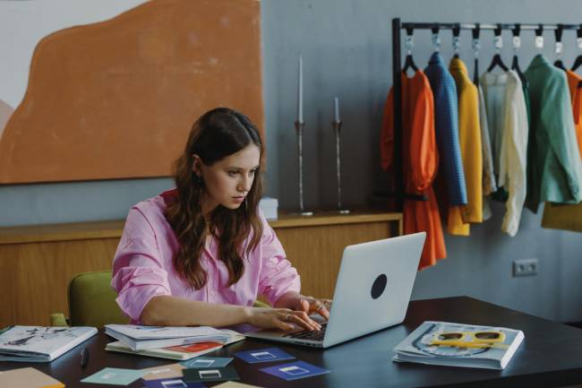 Zu sehen ist ein Frau mit kritischem Blick am Laptop. Vielleicht hat sie eine Phishing-Mail erkannt und trägt zu einem niedrigen Phish-prone Percentage bei. Bild: Pexels/Ron Lach