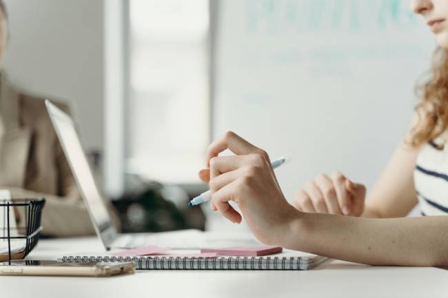 Zu sehen ist eine Frau am Laptop, die eine Prozessbeschreibung erstellen will. Bild: Pexels/cottonbro studio