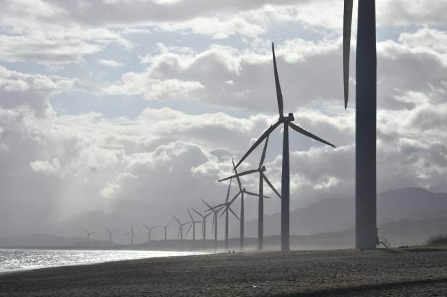 Zu sehen sind mehrere Windräder. Es geht um das Thema Energieeffizienzgesetz. Bild: Pexels/Jem Sanchez