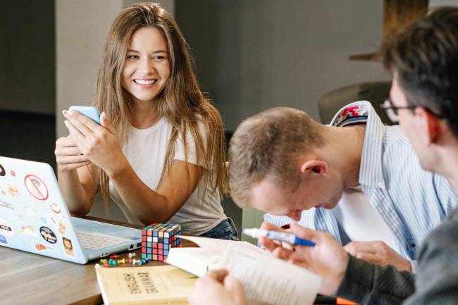 Zu sehen sind drei Kollegen in einem Meeting. Vielleicht diskutieren sie über die Frage: neues Outlook oder nicht? Bild: Pexels/Ivan Samkov