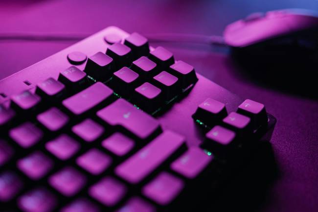 Zu sehen sind Tastatur und Maus; ist hier ein Hintermann der Voldemort-Malware aktiv? Bild: Pexels/Alena Darmel