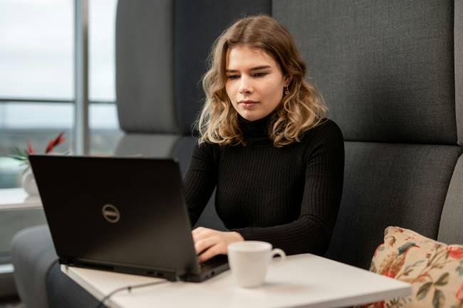 Zu sehen ist eine Frau am Laptop. Vielleicht ist sie Opfer von ClickFix-Attacken. Bild: Unsplash/ODISSEI