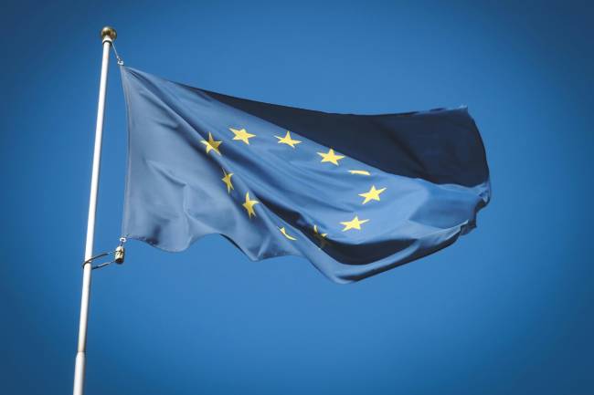 Zu sehen ist eine Flagge der Europäischen Union. Sie steht symbolisch für den Cyber Resilience Act der EU. Bild: Unsplash/Alexey Larionov