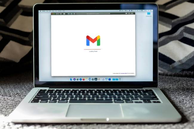 Zu sehen ist ein MacBook, auf dem Gmail aufgerufen wird. Es geht um KI-Phishing zu einer angeblichen Gmail-Kontoübernahme. Bild: Unsplash/Solen Feyissa