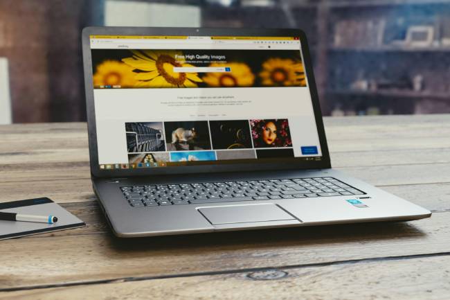 Zu sehen ist ein Laptop, auf dem ein Browser aufgerufen ist. Möglicherweise werden auch Browser-Erweiterungen genutzt. Bild: Pexels/Monoar Rahman