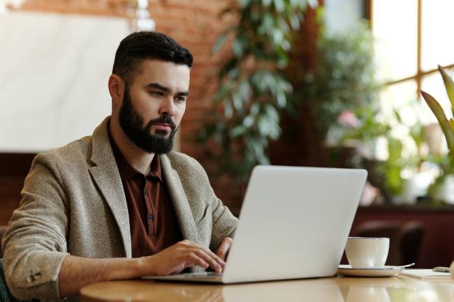 Zu sehen ist ein Mann am Laptop. Ein Thema der Cybersicherheit 2025 sind gezielte Angriffe auf Mitarbeiter. Bild: Pexels/Edmond Dantès