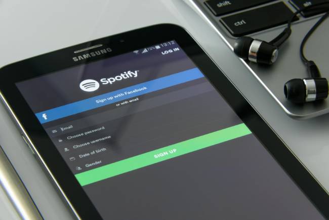 Zu sehen ist ein Tablet, auf dem das Sign-up von Spotify zu sehen ist. Ob hier eines der beliebten Passwörter 2024 verwendet werden soll? Bild: Pexels/AS Photography