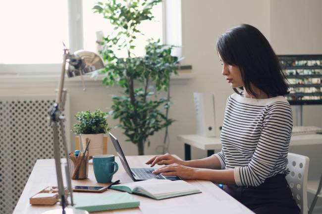 Zu sehen ist eine Frau am Laptop. Anstatt beliebte Passwörter 2024 zu nutzen, setzt sie auf einen Passwort-Manager. Bild: Unsplash/Vitaly Gariev