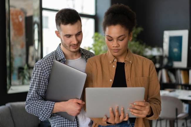 Zu sehen sind ein Mann und eine Frau mit Laptops. Vielleicht informieren sie sich über die neue Produkthaftungsrichtlinie. Bild: Pexels/Mikhail Nilov