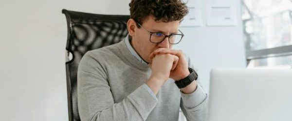 Zu sehen ist ein besorgter Mann vor dem Laptop – vielleicht hat er Angst vor Cybervorfällen- Bild: Pexels/MART PRODUCTION