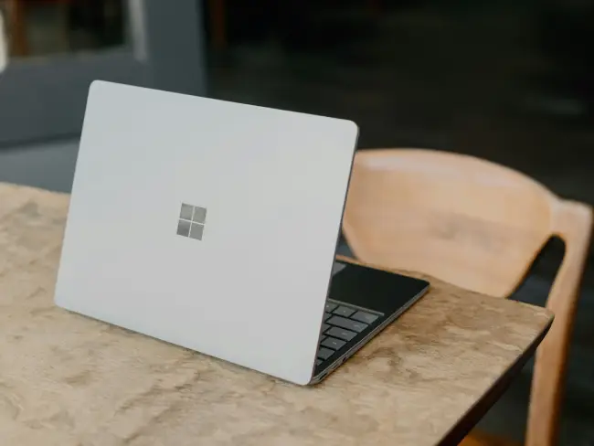 Zu sehen ist ein Surface-Laptop auf einem Tisch. Durch eine Outlook-Schwachstelle könnte er gefährdet sein. Bild: Unsplash/Surface