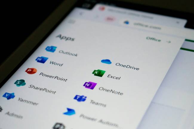 Zu sehen ist ein Desktop-Fenster mit Microsoft Teams. Per  E-Mail-Bombing-Angriffe wollen Angreifer über Microsoft Teams Malware einschleusen. Bild: Unsplash/Ed Hardie