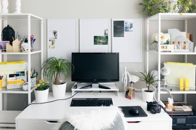 Zu sehen ist ein Arbeitsplatz im Home Office. Ist er verlassen, weil der Mitarbeiter mit Return-to-Office zurück ins Büro muss? Bild: Unsplash/Slava Keyzman