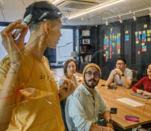 Zu sehen ist eine Gruppe an Mitarbeitern die zusammen im Team etwas erarbeiten, womöglich verfolgt ihr Unternehmen das Modell agiles Personalmanagement. Bild: Pexels/Ketut Subiyanto