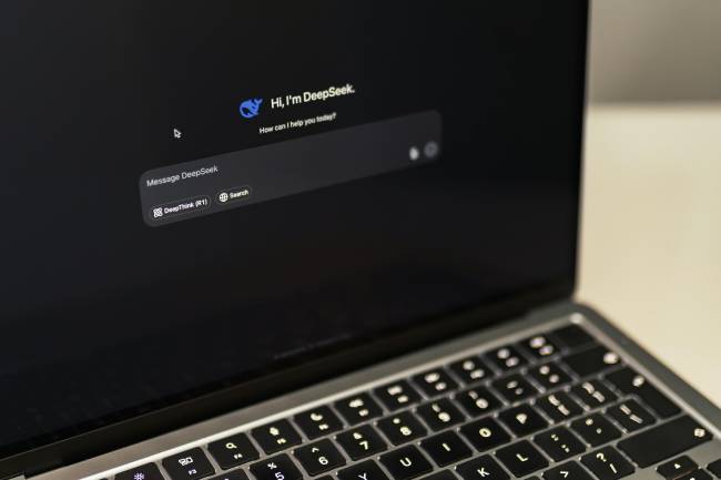 Zu sehen ist ein Bildschirm auf dem vermutlich aktuell DeepSeek Malware zu einer gefälschten Webseite weiterleitet. Bild: Pexels/Matheus Bertelli