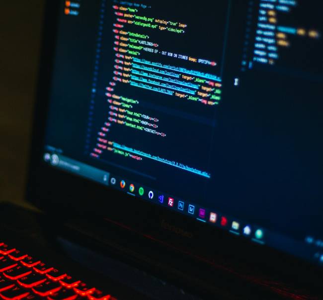 Zu sehen ist ein Bildschirm mit Schadsoftware auf dem sich wahrscheinlich DeepSeek Malware verbreitet hat. Bild: Pexels/Danny Meneses