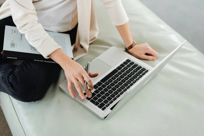 Zu sehen ist eine Person vor einem Laptop die sich vermutlich Schutzmaßnahmen gegen DeepSeek Malware überlegt. Bild: Pexels/Photo By: Kaboompics.com