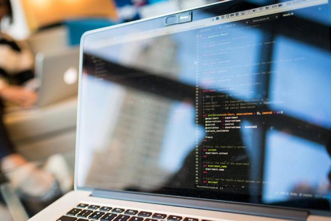 Zu sehen ist ein Bildschirm eines Laptops auf dem womöglich gerade durch Malware FakeUpdates Schadsoftware heruntergeladen worden ist. Bild: Pexels/Christina Morillo