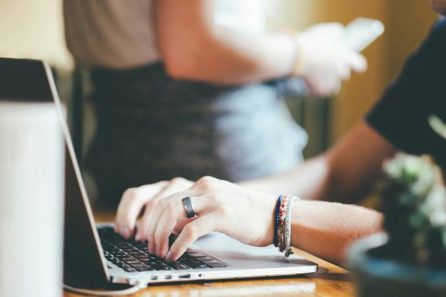 Zu sehen sind Hände die an einem Laptop arbeiten vielleicht findet hier gerade ein Angriff mit Malware FakeUpdates statt. Bild: Pexels/Pixabay