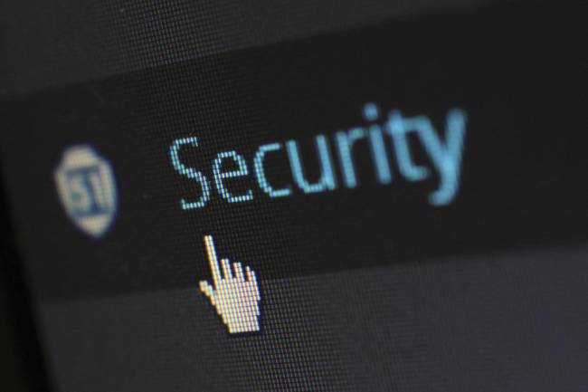 Zu sehen ist ein Security Schriftzug auf einem Laptop der angeklickt wird womöglich weil der Nutzer schon einmal schlechte Erfahrungen mit Malware FakeUpdates gemacht hat. Bild: Pexels/Pixabay