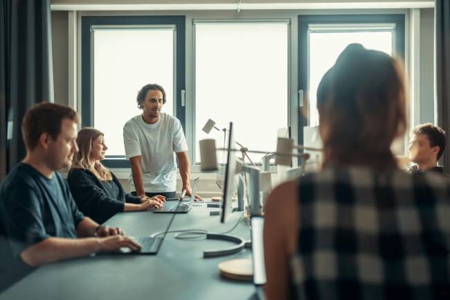 Zu sehen sind mehrere Mitarbeiter eines Unternehmens die wahrscheinlich ein Meeting abhalten und sich offen Feedback geben weil im Unternehmen wahrscheinlich agiles Personalmanagement gelebt wird. Bild: Pexels/Specht GmbH