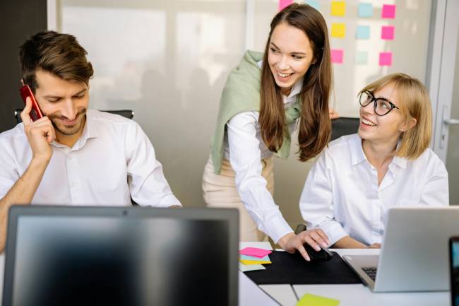 Es sind drei Mitarbeiter zu erkennen die wahrscheinlich agiles Personalmanagement befürworten und sich auf Augenhöhe austauschen. Bild: Pexels/Yan Krukau