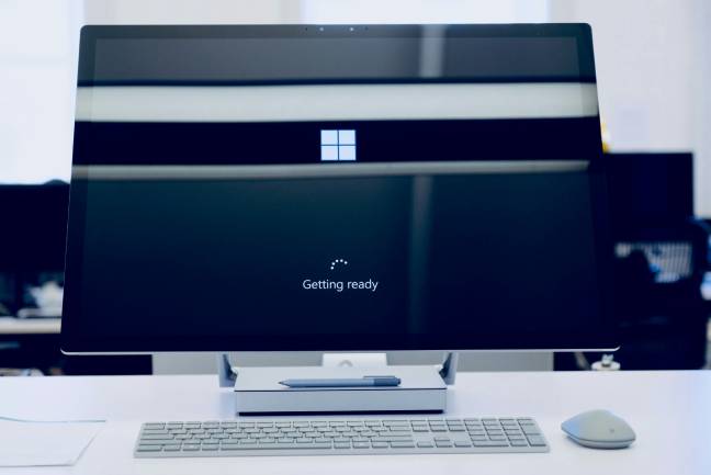 Zu sehen ist ein moderner Microsoft Computer auf dem vermutlich aktuell der Windows Server 2025 verwendet wird. Bild: Unsplash/Johnyvino