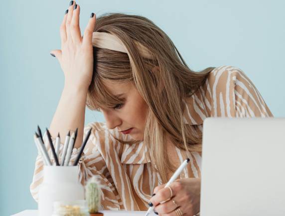 Zu sehen ist eine Frau die erschöpft auf dem Tisch vor ihren Laptop liegt sie muss an ihrer mentalen Stärke im Home Office arbeiten. Bild: Pexels/Kaboompics.com