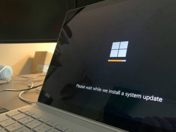 Zu sehen ist ein Windows Laptop auf dem Updates installiert werden womöglich Hotpatching. Bild: Unsplash/Clint Patterson