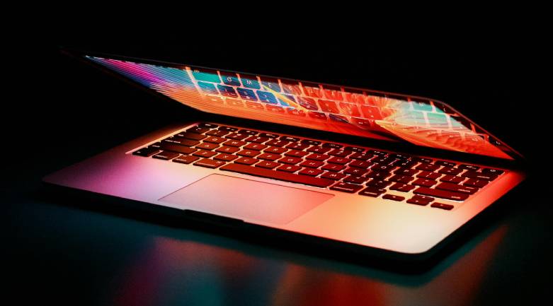 Zu sehen ist ein Laptop auf dem gerade Hotpatching läuft. Bild: Pexels/Junior Teixeira