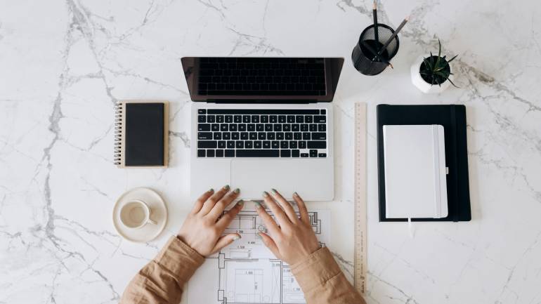 Zu sehen ist eine Person die auf einem Laptop tippt und womöglich aktuell Hotpatching durchführt. Bild: Pexels/Mikhail Nilov