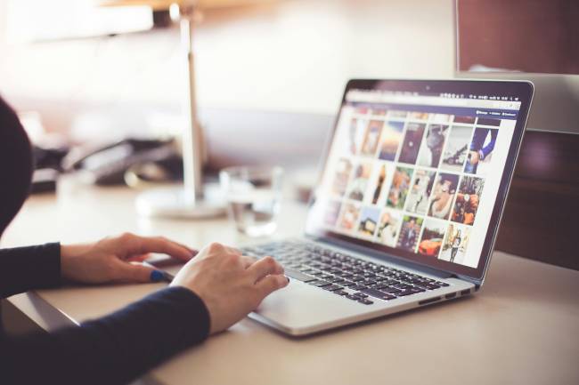 Zu sehen ist eine Person vor einem Laptop auf dem wahrscheinlich gerade Hotpatching durcheführt wurde. Bild: Pexels/picjumbo.com