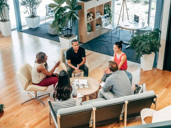 Zu sehen sind eine Gruppe von Mitarbeitern die vielleicht gerade Maßnahmen für mehr Nachhaltigkeit im Unternehmen besprechen. Bild: Pexels/Kindel Media
