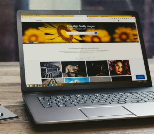 Zu sehen ist ein Bildschirm eines Laptops um Fake Webseiten zu demonstrieren. Bild: Pexels/Monoar Rahman