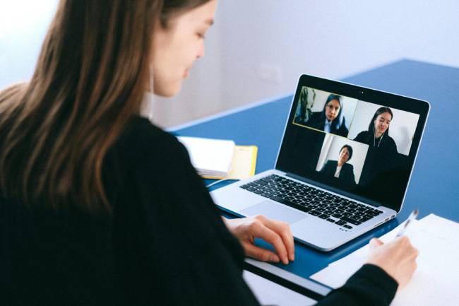 Zu sehen ist eine Person die gerade eine Online-Meeting durchführt und womöglich nicht bemerkt, dass sie Opfer von Fake-Webseiten geworden ist. Bild: Pexels/Anna Shvets