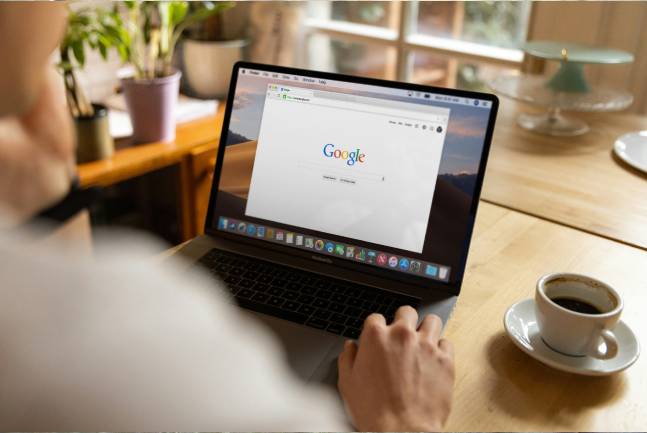 Zu sehen ist eine Person die vor einem Laptop sitzt und Google geöffnet hat um eventuell Bewertungen zu schreiben die für das Reputationsmanagement eines Unternehmens wichtig sein können. Bild: Unsplash/Firmbee.com