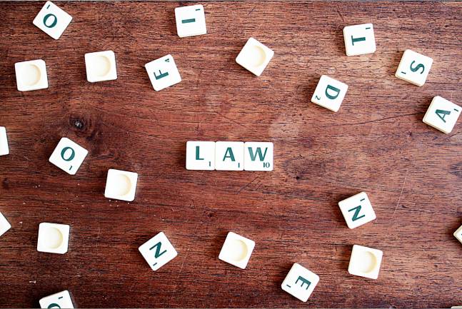 Zu sehen ist das Wort Law zu deutsch Gesetz um zu verdeutlichen dass es für Reputationsmanagement auch einen rechtlichen Rahmen braucht. Bild: Pexels/CQF-Avocat