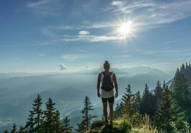 Zu sehen ist ein Wanderer auf einem Berggipfel der digital Detox macht. Bild: Pexels/Krivec Ales