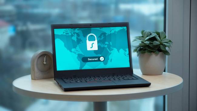 Zu sehen ist Laptop mit einem Schloss auf dem Bildschirm was Cybersicherheit und ein Security Operations Center symbolisieren soll. Bild: Pexels/Dan Nelson