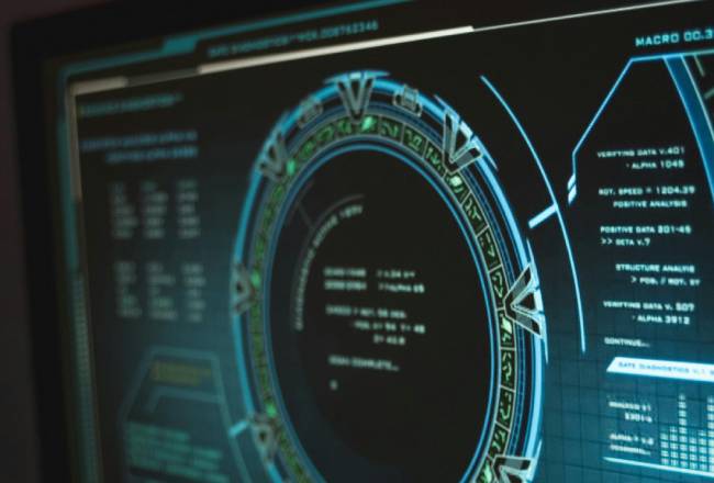 Zu sehen sind mehrer Bildschirme im IT Umfeld die ein Security Operations Center symbolisieren sollen. Bild: Pexels/Tima Miroshnichenko