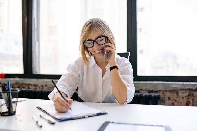 Zu sehen ist eine Frau die telefoniert und ihr Diensthandy schützen sollte. Bild: Pexels/Yan Krukau