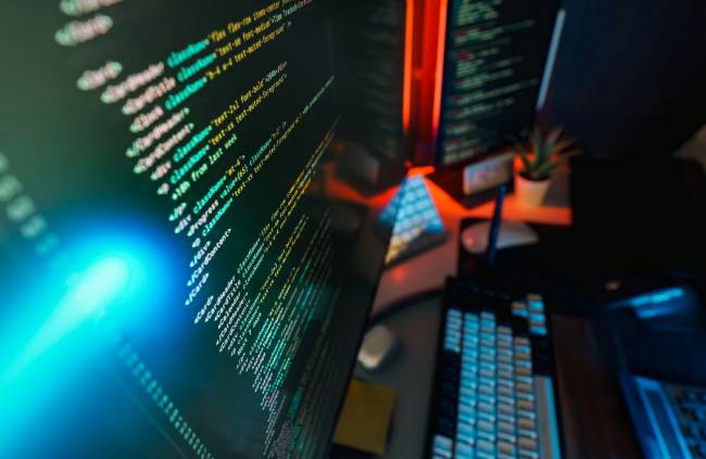 Zu sehen sind vernetzte digitale Karten und sicherheitsrelevante Infrastrukturen, die potenziell Ziel hybrider Bedrohungen sein könnten. Bild: Unsplash/Jakub Żerdzicki