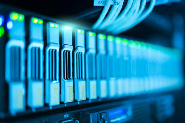 Zu sehen sind Kabel in einem Serverraum um hybride Bedrohungen zu symbolisieren. Bild: Pexels/panumas nikhomkhai